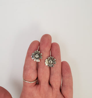 Silver chamomile flower earrings