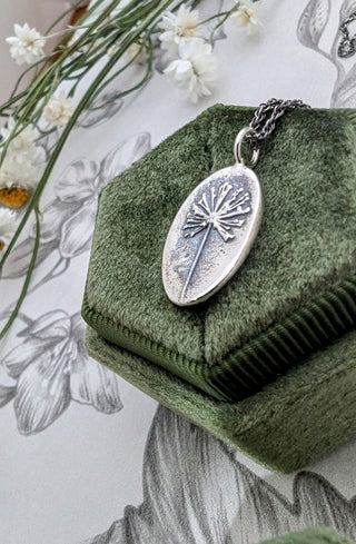 Médaillon en argent antiqué, Fleur sauvage