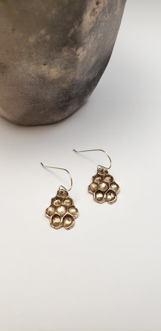 Honeycomb earrings in bronze