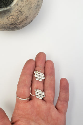 Honeycomb earrings in silver